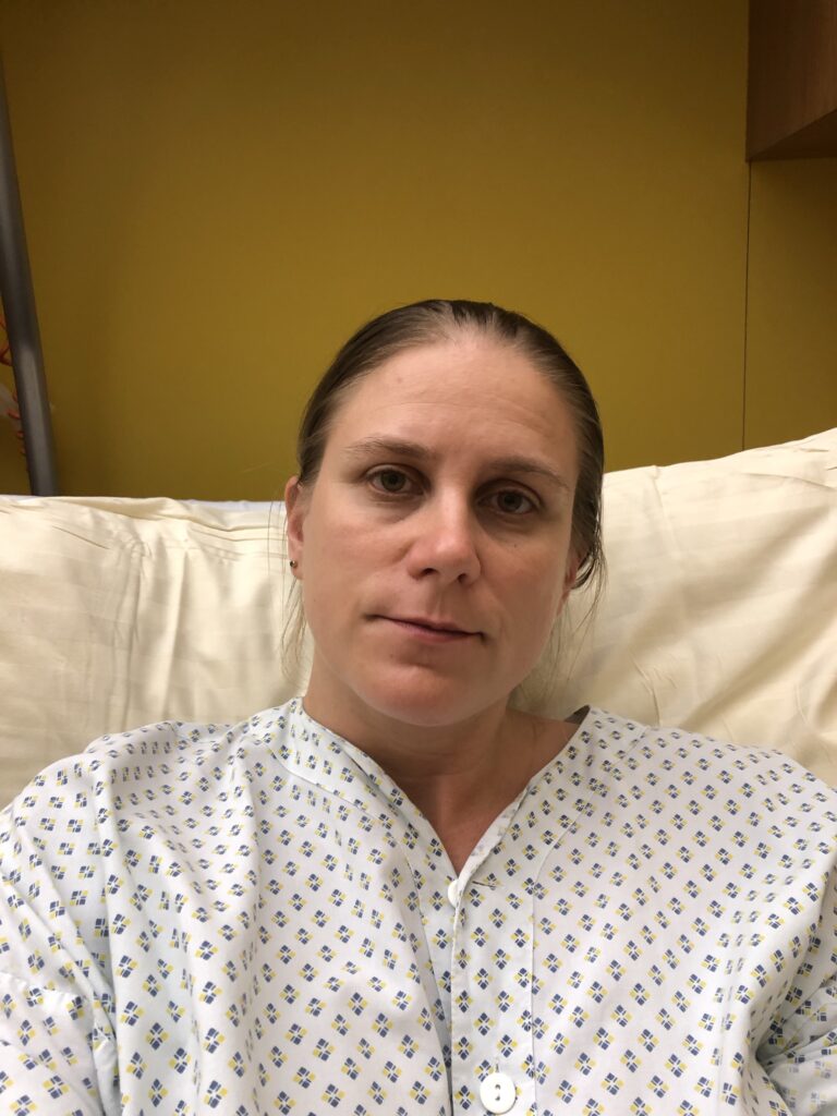 Ein Bild von mir im Krankenhaus am Tag meiner medikamentösen Abtreibung. 