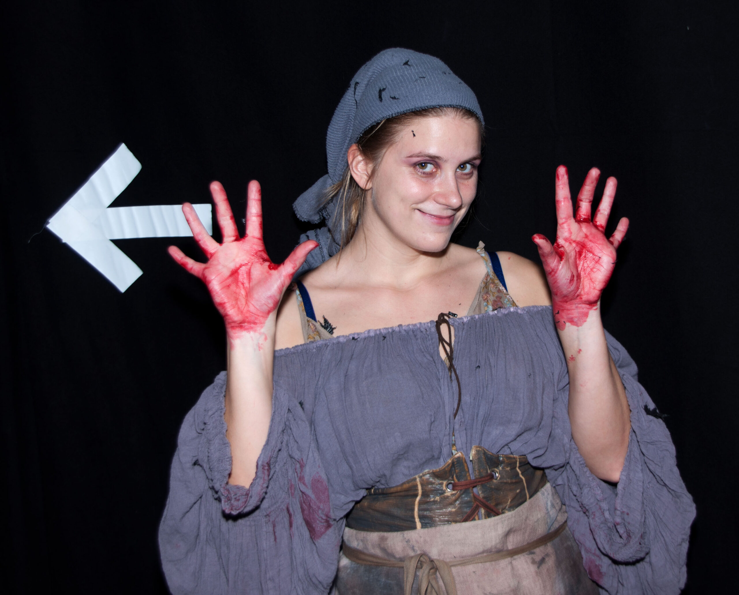 Ich mit Kunstblut an den Händen in einem Kostüm bei der Produktion "A harlot's progress" im Theater an der Wien.