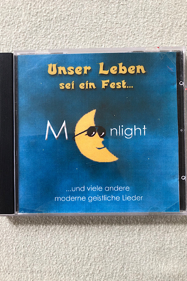 Bild der selbstproduzierten CD. Cover  in blau mit Titel und Logo. 