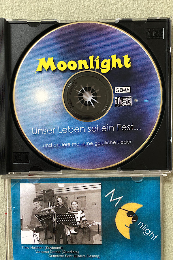 CD mit Beklebung, Inlay mit Foto der Band und Logo. 
