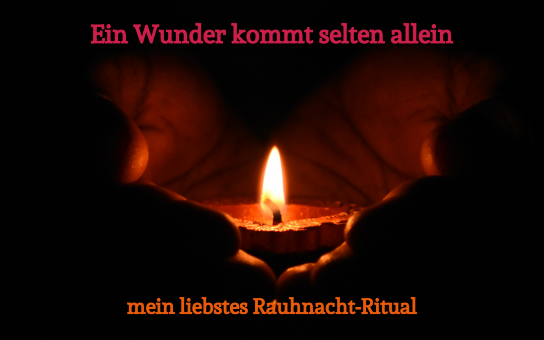 Kerze als Symbol für ein besinnliches Rauhnacht-Ritual.