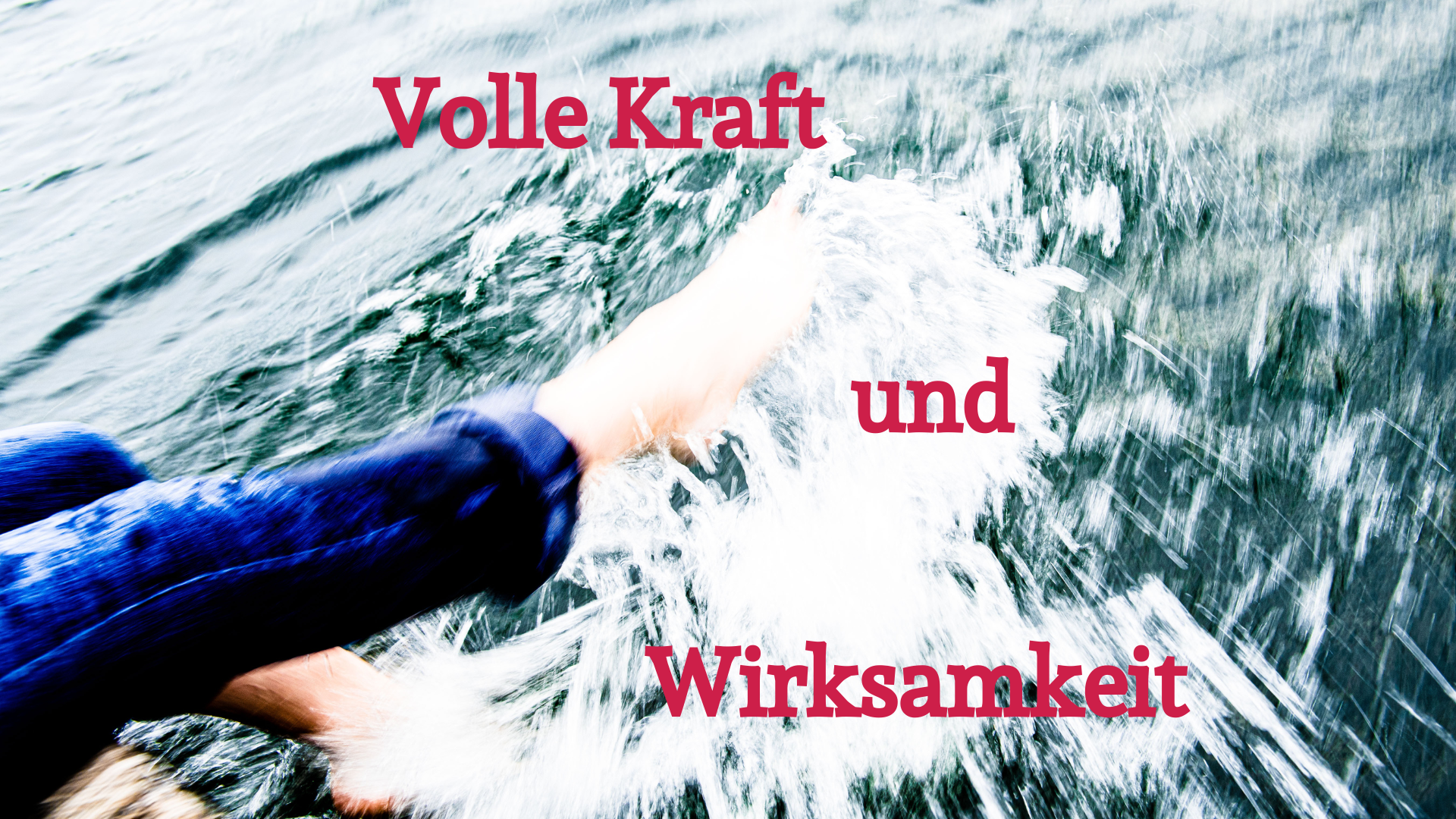 Volle Kraft und Wirksamkeit. Nackte Füße, die Wasser durch die Gegend spritzen. Als Sinnbild für Kraft und Wirksamkeit.