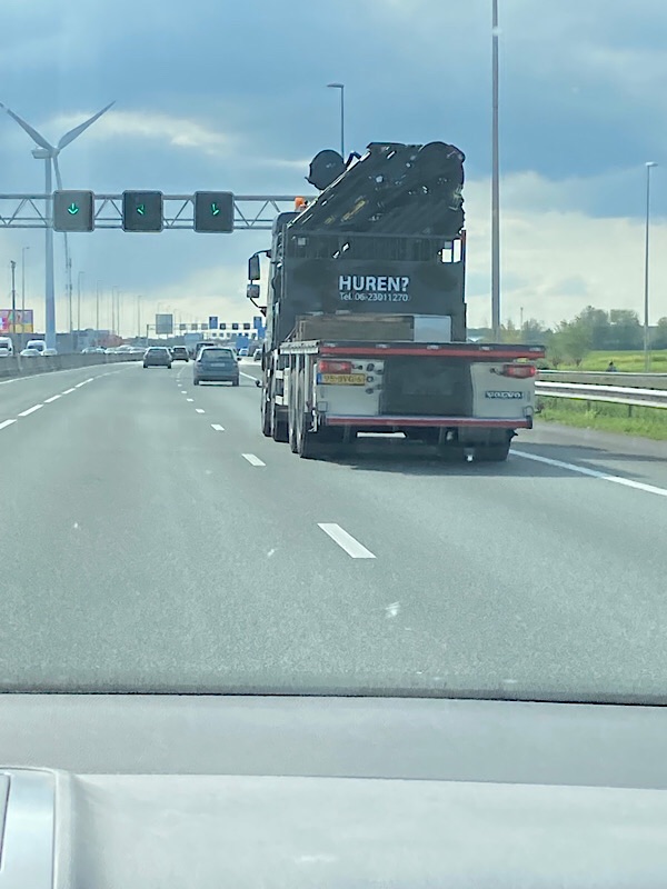 Ein Lastwagen auf der Autobahn mit der Aufschrift "Huren"? Bedeutet auf Niederländisch wohl Mieten oder so was. 