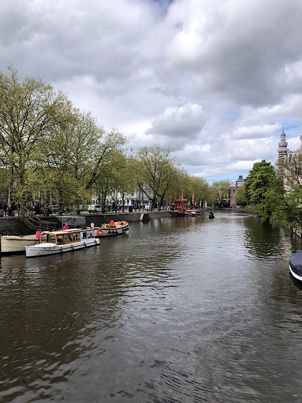 Ausblick auf eine Gracht in Amsterdam.