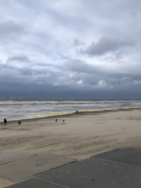 Strandaufnahme in Texel bei Sturm und ca. 13 Grad.