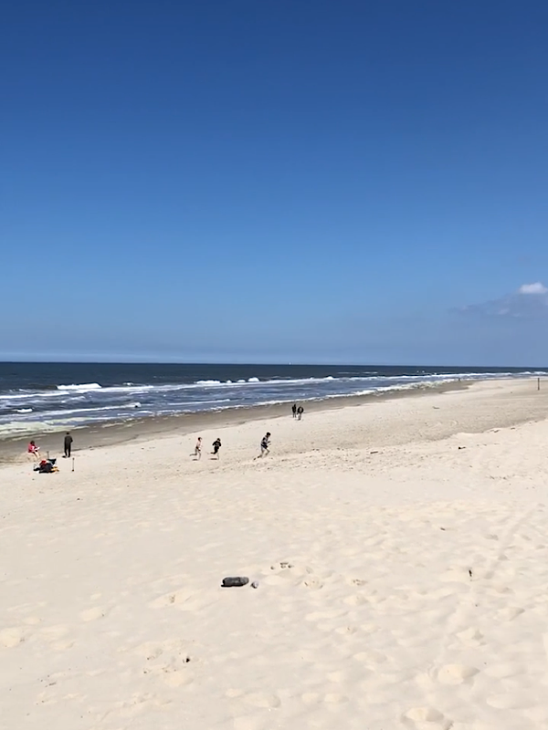 Strandaufnahme von Texel mit Sonnenschein. 
