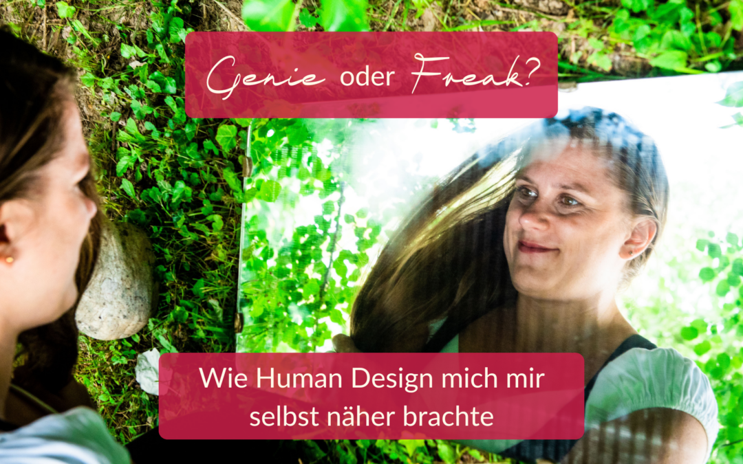 Eine Frau (ich), die in den Spiegel schaut und sich selbst zulächelt. Das Bild steht für den Titel: wie ich mir mit Human Design selbst näher gekommen bin.