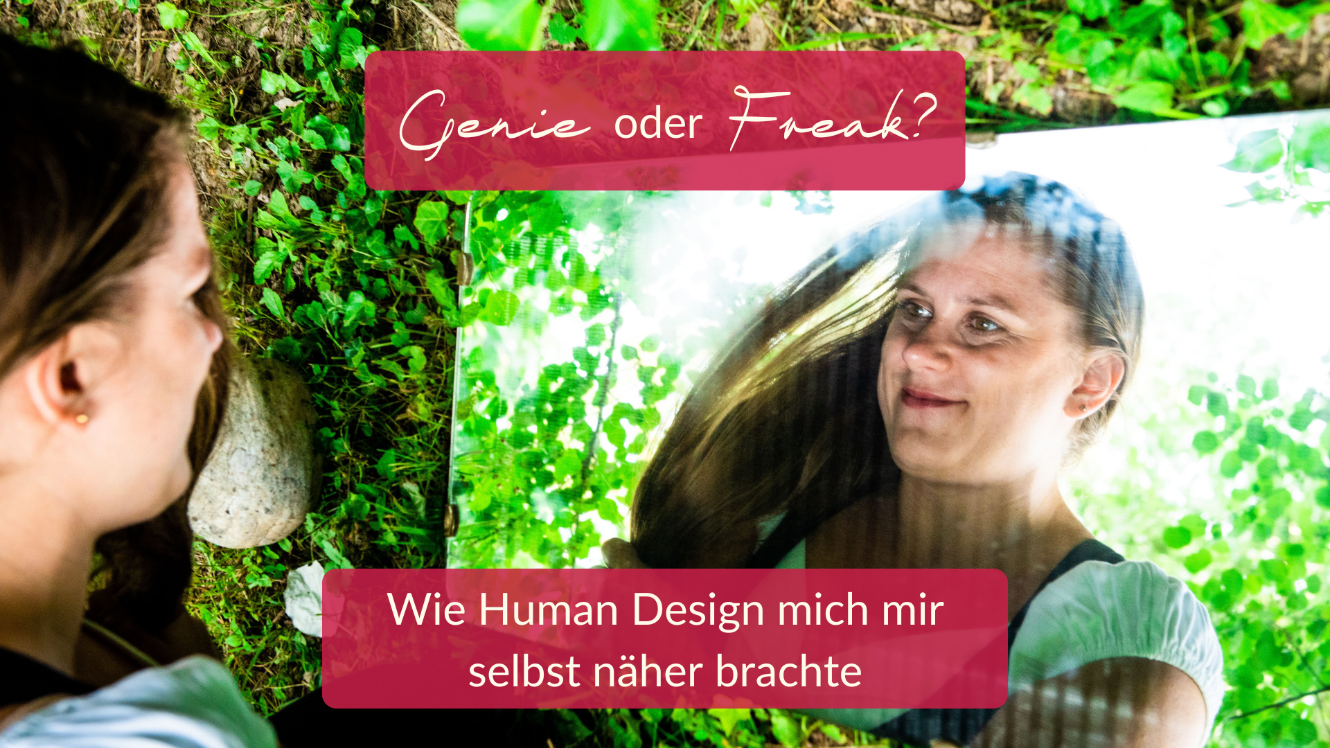 Eine Frau (ich), die in den Spiegel schaut und sich selbst zulächelt. Das Bild steht für den Titel: wie ich mir mit Human Design selbst näher gekommen bin.