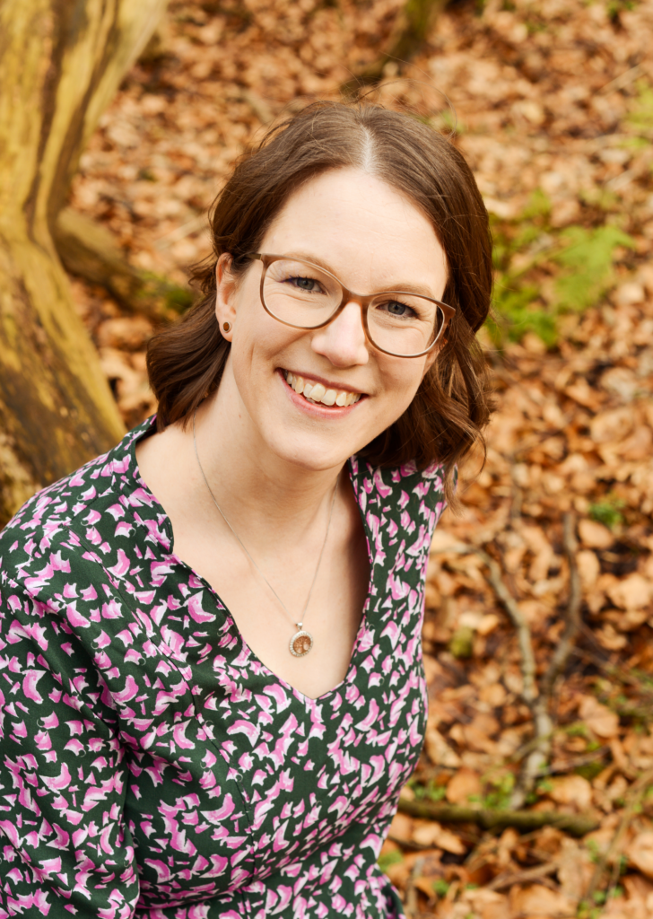 Ein Foto von einer Frau in der Natur. Katrin Dryhaus ist Beraterin für Angehörige von Menschen, die an Depression oder Dysthymie erkrankt sind. 