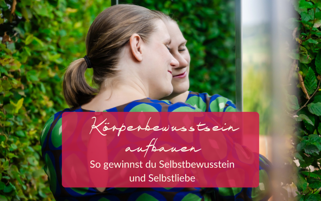 Eine Frau umarmt sich selbst (bzw. ihr Spiegelbild). Ein Symbol für mehr Selbstliebe und Selbstbewusstsein durch Körperbewusstsein.