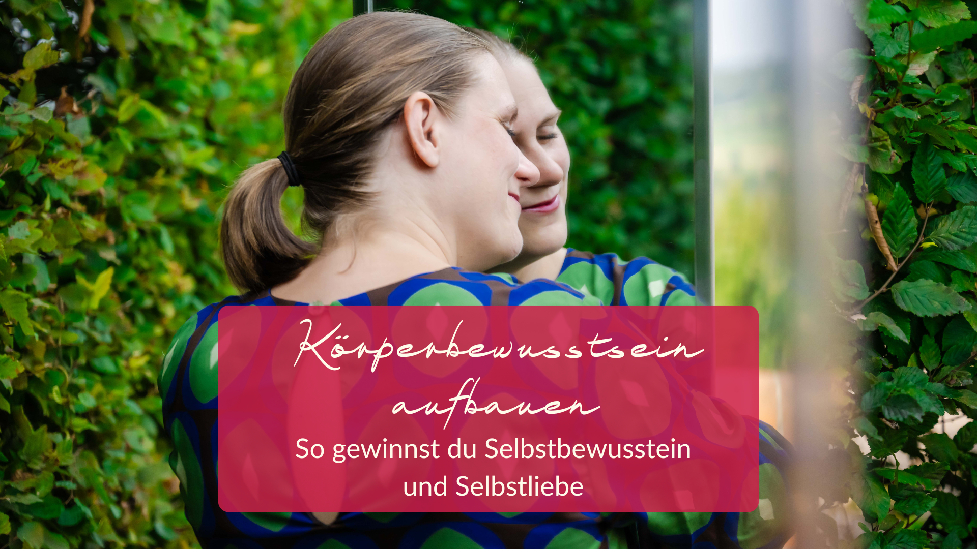 Eine Frau umarmt sich selbst (bzw. ihr Spiegelbild). Ein Symbol für mehr Selbstliebe und Selbstbewusstsein durch Körperbewusstsein.