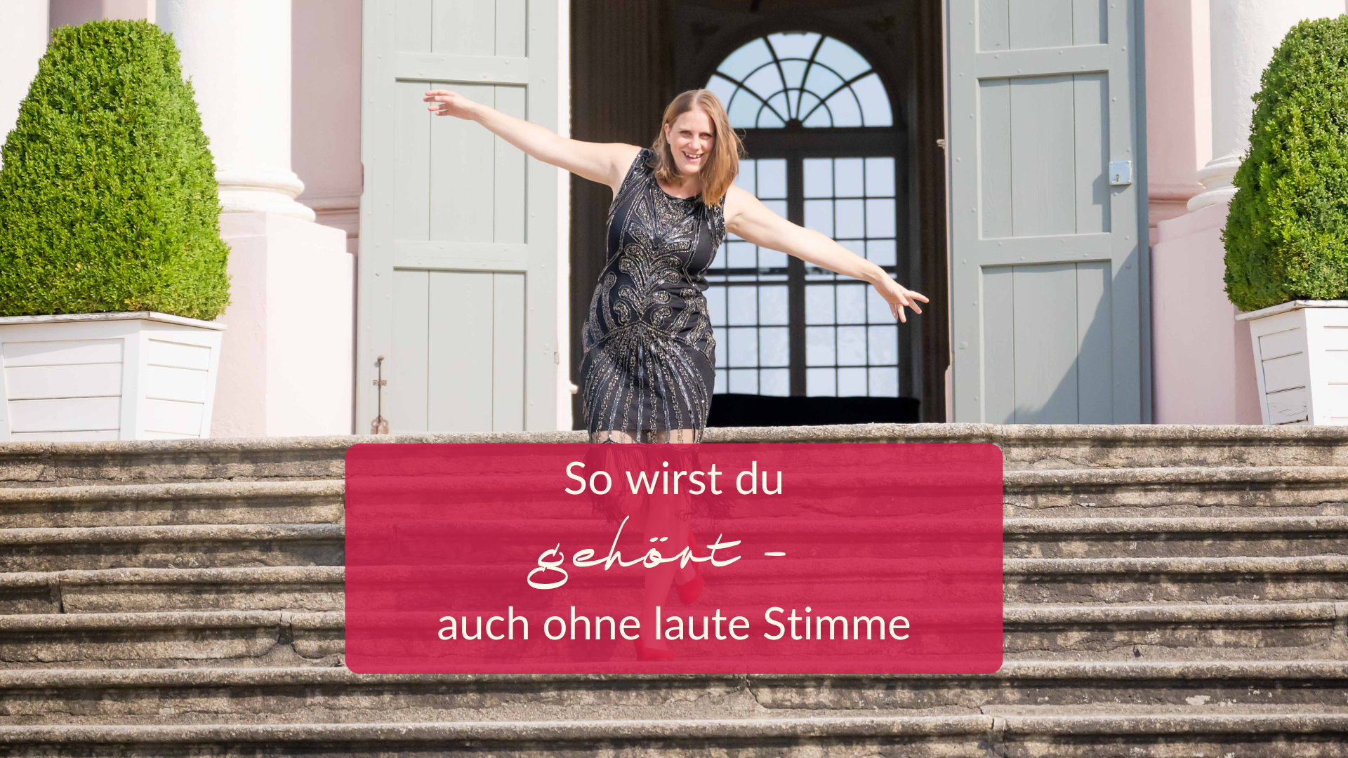 Eine Frau, die mit ausgebreiteten Armen im Glitzerkleid über eine Steintreppe balanciert und dabei lacht. Dieses Bild soll den Titel des Blogartikels unterstützen: So wirst du gehört - auch ohne laute Stimme
