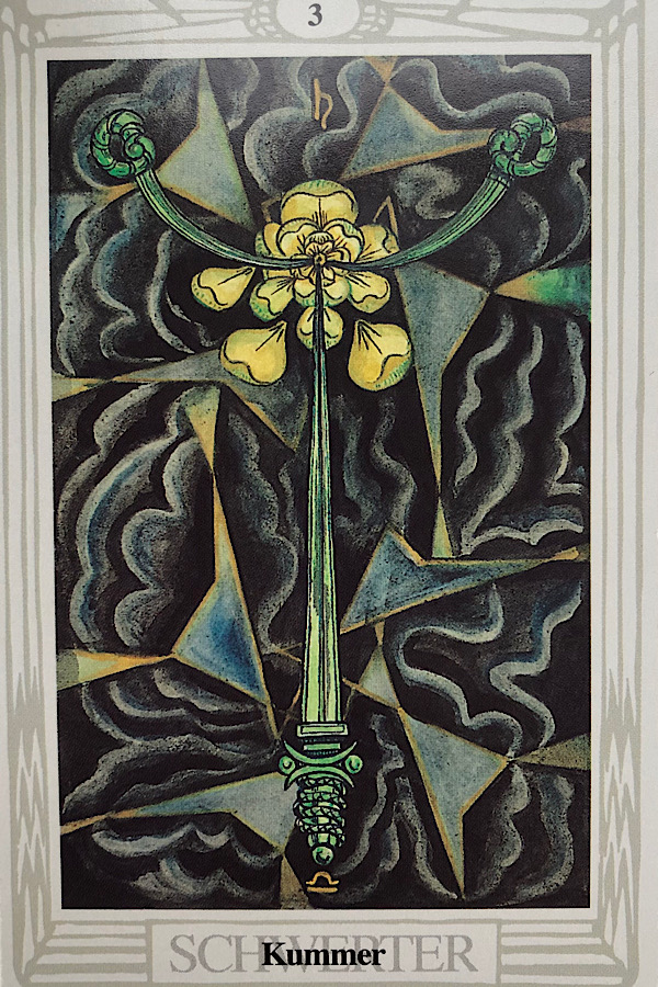 Eine Tarotkarte mit der Zahl 3 und einer zentralen gelben Rose auf einem grünen Stiel. Der Hintergrund zeigt abstrakte blaue, schwarze und grüne Wirbelmuster mit geometrischen Formen. „Schwert“, „Kummer“ und ein subtiler Hinweis auf die Prognose für 2025 erscheinen unten.