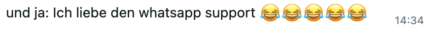 Eine deutsche WhatsApp-Nachricht lautet: „Und ja, ich liebe den WhatsApp-Support“, gefolgt von fünf lachenden Tränen-Emojis und der Uhrzeit „14:34“.