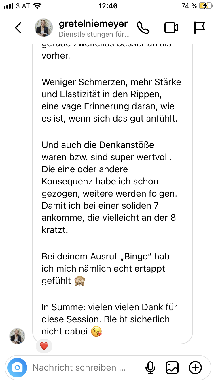 Ein Smartphone-Screenshot zeigt eine Direktnachrichten-Konversation auf Instagram. Die Nachricht dankt jemandem für eine Sitzung, erwähnt weniger Schmerzen, mehr Kraft und wertvolle gewonnene Erkenntnisse und endet mit einem Herz- und Affen-Emoji, das die Augen zuhält.