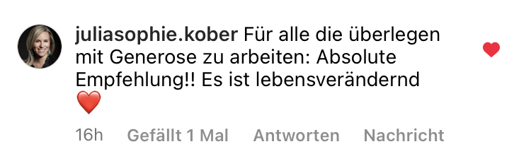 Instagram-Kommentar von juliasophie.kober mit Profilbild einer lächelnden Frau. Der Kommentar empfiehlt die Zusammenarbeit mit Generose und bezeichnet sie als lebensverändernd. Zwei rote Herz-Emojis sind enthalten.