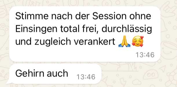 Eine WhatsApp-Nachricht auf Deutsch lautet: „Stimme nach der Session ohne Einsingen total frei, durchlässig und gleichzeitig verankert“, gefolgt von Gebet und lächelndem Gesicht mit Herz-Emojis und einem Zeitstempel von 13:46. Eine weitere Nachricht lautet um 13:46 Uhr „Gehirn auch“.