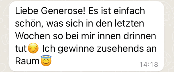 Ein Screenshot einer deutschen Textnachricht lautet: „Liebe Generose! Es ist einfach schön, was sich in den letzten Wochen so bei mir innen drinnen tut 😊 Ich gewinne zusehends an Raum 😇“ mit einem Zeitstempel von 14:18.