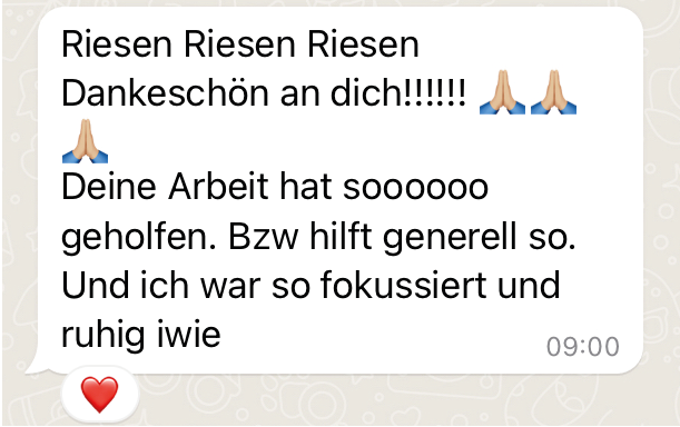 Eine Textnachricht mit einem Dankesschreiben auf Deutsch, das tiefe Dankbarkeit und Wertschätzung für die hilfreiche Arbeit einer Person ausdrückt. Sie enthält Emojis mit gefalteten Händen und einem roten Herz-Emoji. Der Zeitstempel zeigt 09:00 Uhr.