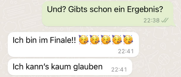 Ein Screenshot eines Chats mit zwei Personen. Man fragt: „Und? Gibts schon ein Ergebnis?“ Die Antwort lautet: „Ich bin im Finale!! 🎉🥳“, gefolgt von „Ich kann's kaum glauben.“ 