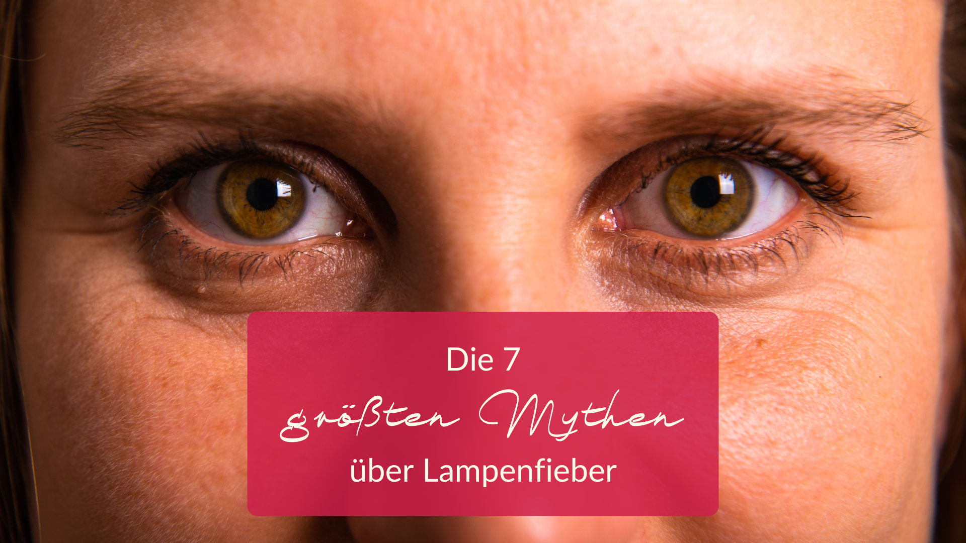 Mythen Lampenfieber Nahaufnahme der Augen einer Person mit einem rosa Textfeld mit der Aufschrift: „Die 7 größten Mythen über Lampenfieber“ und den Fokus auf verbreitete Mythen rund um Lampenfieber, präsentiert auf Deutsch.