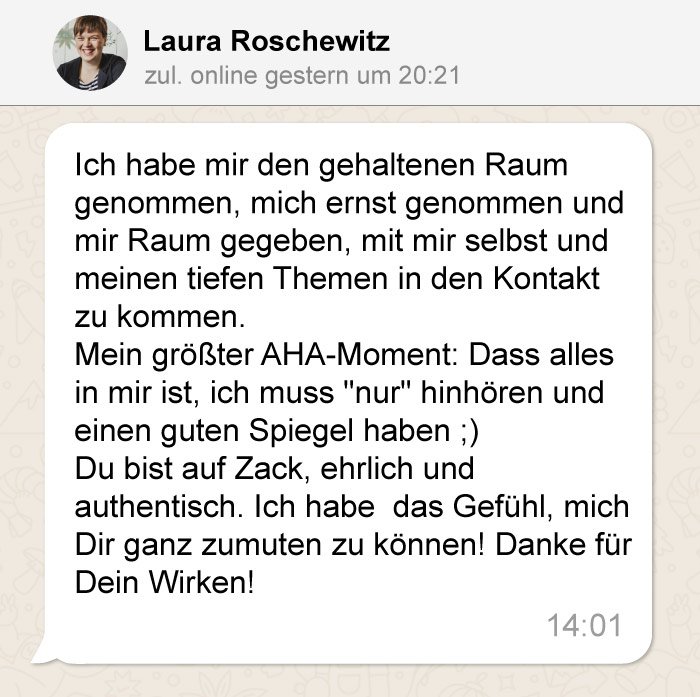 Eine WhatsApp-Nachricht von Laura Roschewitz, in der sie ihre Erfahrung beschreibt, mit sich selbst und ihren tiefgründigen Themen in Kontakt zu treten, einen „AHA-Moment“ erwähnt und ihre Dankbarkeit für die ehrliche und authentische Unterstützung einer Person ausdrückt.