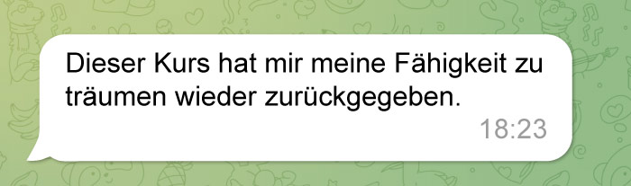 Eine WhatsApp-Nachricht auf Deutsch lautet: „Dieser Kurs hat mir meine Fähigkeit zu träumen wieder zurückgegeben.“ Ein Zeitstempel zeigt 18:23. Der Hintergrund ist hellgrün mit Cartoon-Symbolen.