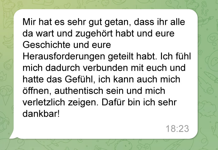 Eine WhatsApp-Nachricht auf Deutsch, die Dankbarkeit fürs Zuhören und Teilen von Geschichten und Herausforderungen ausdrückt und ein Gefühl der Verbundenheit, Offenheit und Dankbarkeit vermittelt. Die Nachricht endet mit dem Zeitstempel 18:23.