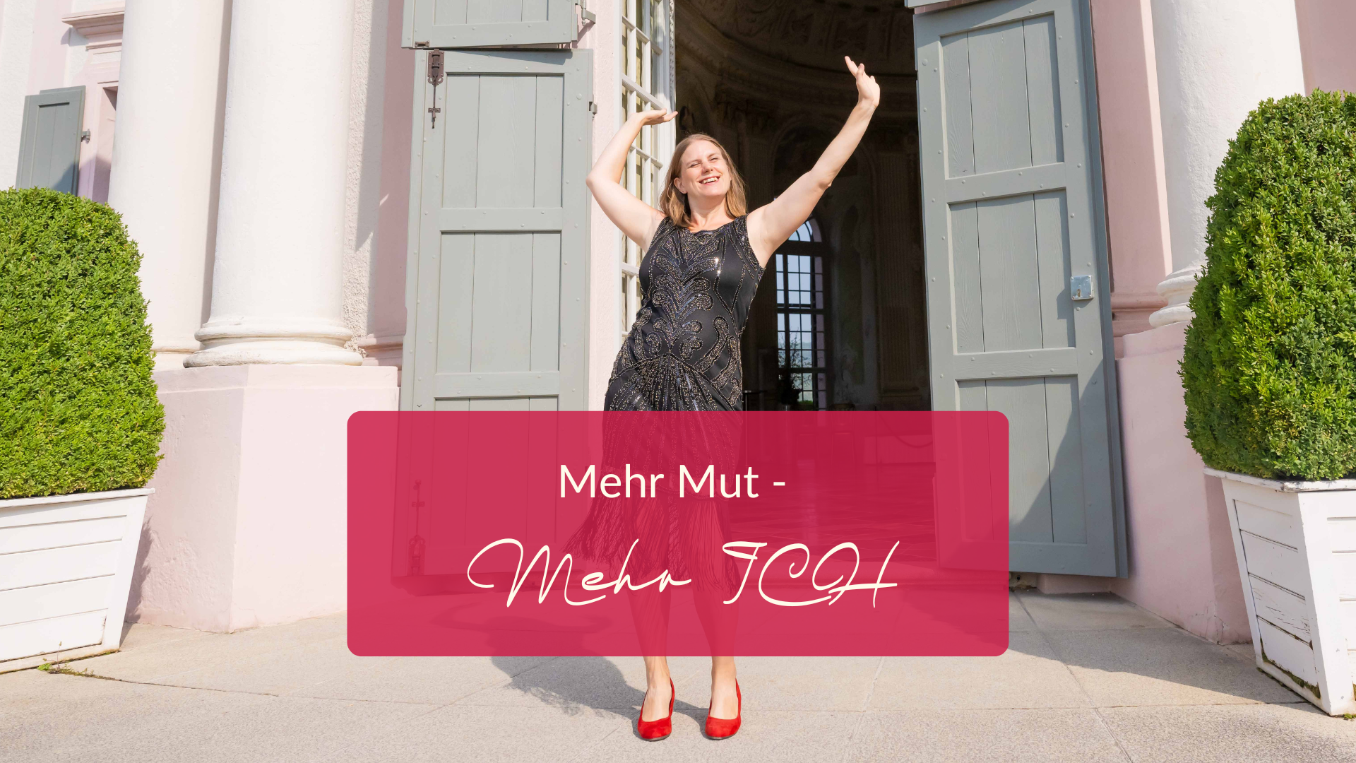Eine lächelnde Frau in einem schwarzen Kleid und roten Absätzen steht mit erhobenen Armen vor großen offenen Türen. Der überlagerte Text lautet: "Mehr Mut - Mehr ICH" auf Deutsch, auf pinkem Hintergrund - perfekt für deinen Halbjahresrückblick.