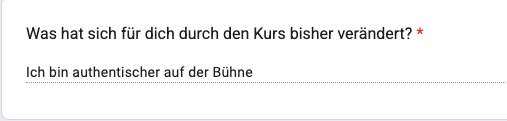 In einem deutschen Formular wird gefragt: "Was hat sich für dich durch den Kurs bisher verändert?" und mit einem roten Sternchen versehen. Die Antwort lautet: "Ich bin authentischer auf der Bühne.
