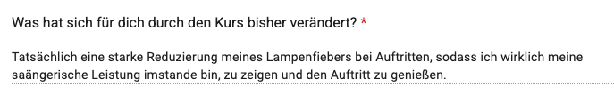 Screenshot einer deutschen Umfrage, in der gefragt wird, wie der Kurs den Teilnehmer bisher verändert hat, mit einer Antwort über verringertes Lampenfieber und verbesserte Gesangsleistung bei Auftritten.