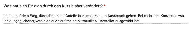 Screenshot eines deutschen Textformulars. In der Frage wird gefragt, was sich für den Nutzer durch den Kurs verändert hat. In der Antwort werden ein verbesserter Austausch, ein Gefühl der Ausgeglichenheit und eine positive Wirkung auf Mitmusiker genannt.