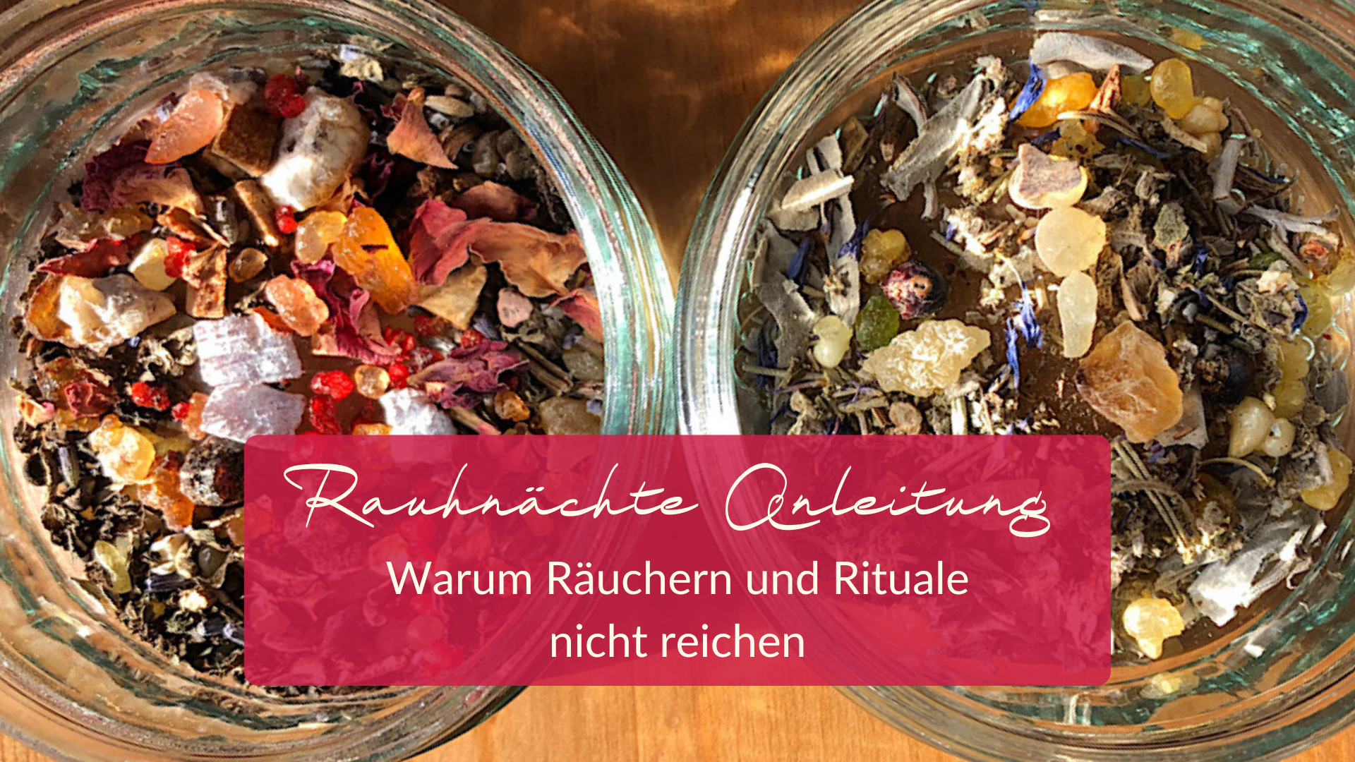Im Hintergrund zu sehen sind zwei Glasschalen in Nahaufnahme mit unterschiedlichem buntem Räucherwerk. In einem pinken Kasten steht: Rauhnächte Anleitung: Warum Räuchern und Rituale nicht reichen