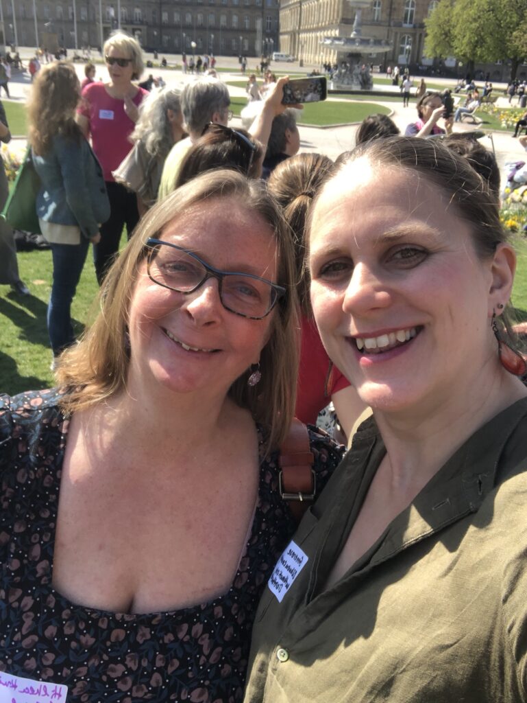 Generose mit Hilkea Knies beim Bloggertreffen von Judith Peters in Stuttgart. Im Hintergrund sind ganz viele andere Menschen zu sehen.