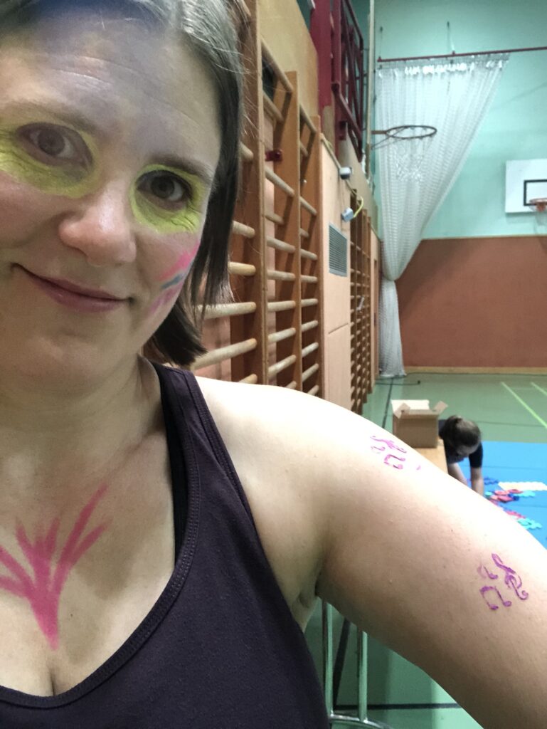 Generose mit UV-Licht-Bemalung in der Badminton-Halle.