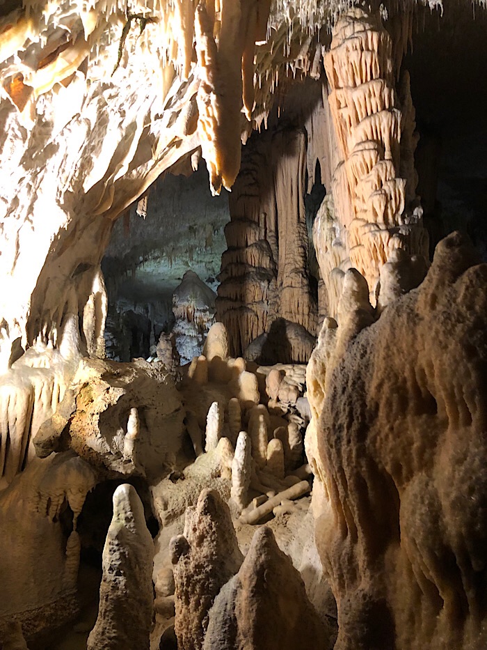 Eine riesige Tropfsteinhöhle mit Stalaktiten und Stalakmiten.
