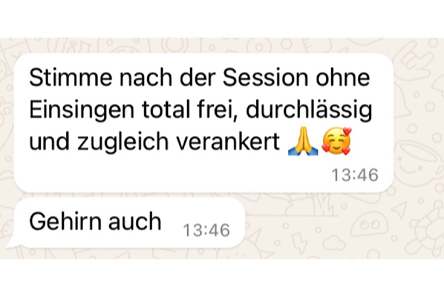 Screenshot einer Whatsapp-Nachricht: "Stimme nach der Session ohne Einsingen total frei, durchlässig und zugleich verankert. Gehirn auch"