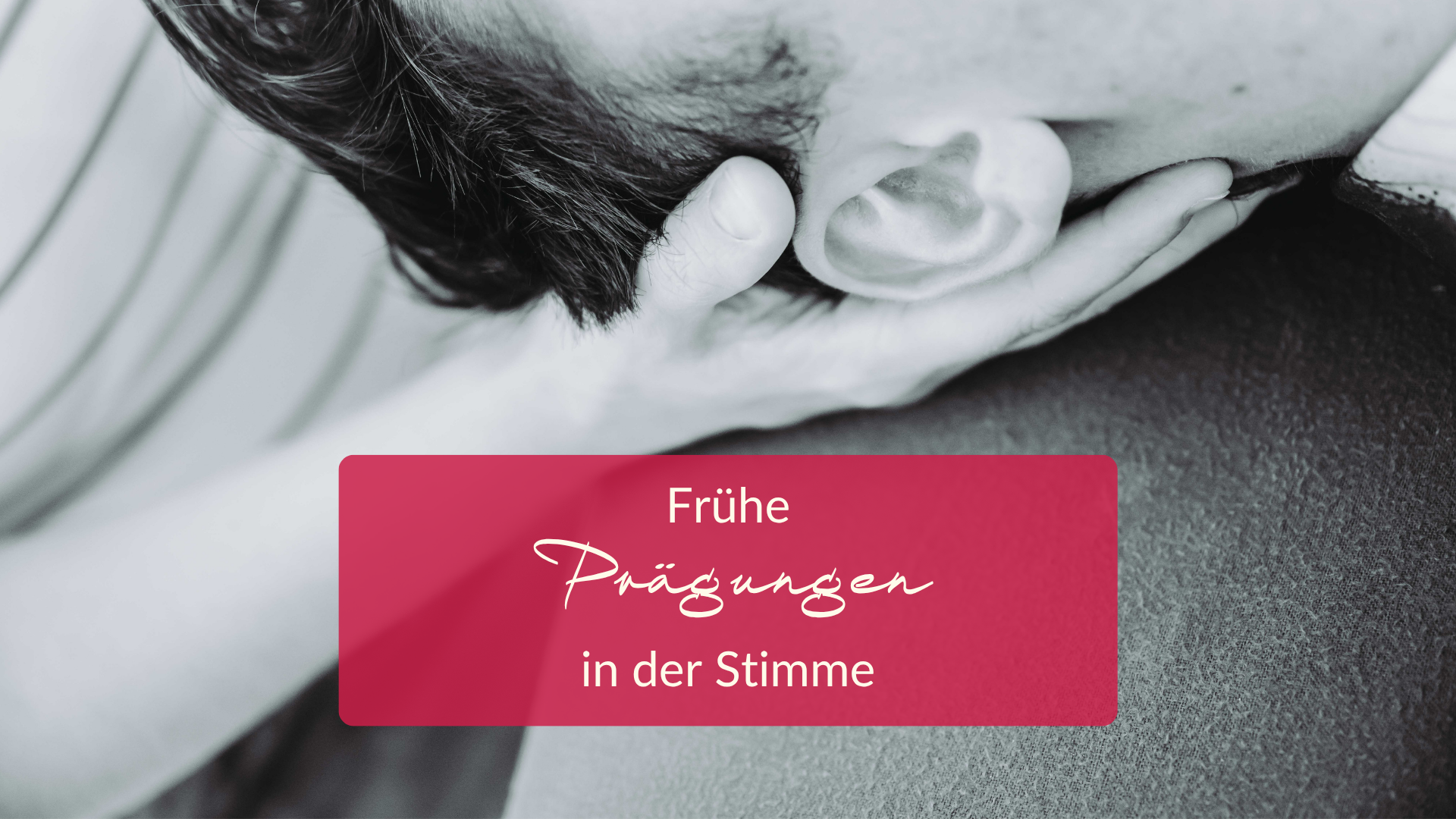 Ein schwarz-weiß Bild. Man sieht eine Frau, die den Kopf eines Mannes in den Händen hält. Es ist eine Haltung aus der Craniosacralen Körperarbeit. Der Bildausschnitt zeigt nur einen Teil des Kopfes und eine Hand in Nahaufnahme. Auf dem Bild steht: Frühe Prägungen in der Stimme