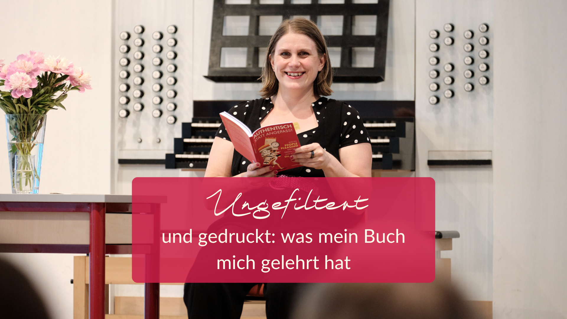 Ungefiltert und gedruckt Generose sitzt lachend mit ihrem eigenen Buch in der Hand und schaut gerade in die Kamera. Links neben ihr ein Strauß Blumen, im Hintergrund ist die Tastatur einer Orgel zu sehen. In einem pinken Kasten steht: Ungefiltert und gedruckt: was mein Buch mich gelehrt hat