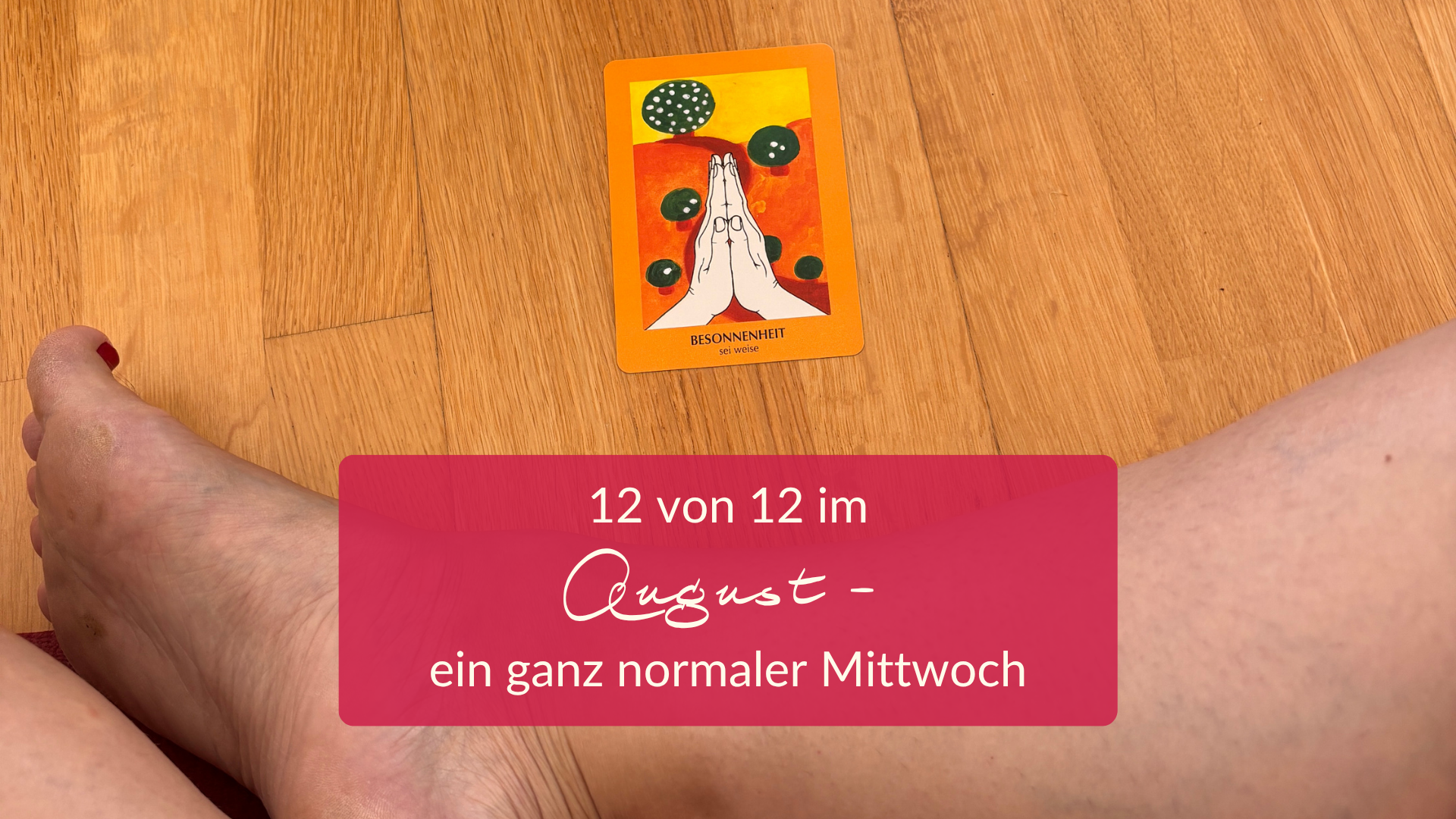 Überkreuzte Beine im Schneidersitz auf einem Holzboden. Auf dem Boden liegt eine orangefarbene Mudra-Karte mit dem Titel "Besonnenheit"